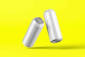 Maqueta de lata de cerveza de aluminio frío en blanco con gotas, renderizado 3d. Embalaje de lata de soda fresca vacía simulacro con condensado, aislado. apto para su proyecto de diseño de bebidas enlatadas que gotean. foto