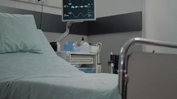 enfermaria de hospital com monitor de frequência cardíaca para cuidados de saúde e recuperação video