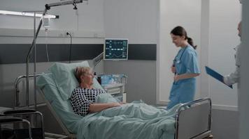 équipe médicale faisant une visite de contrôle pour un patient âgé atteint d'une maladie video