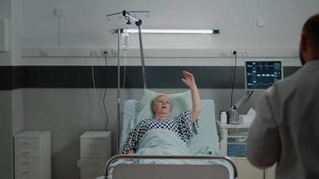 Mujer enferma hiperventilando y preguntando por asistencia médica. video