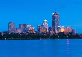 Horizonte de Boston en la noche. edificios iluminados en la bahía trasera. massachusetts, estados unidos foto