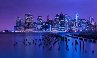 horizonte de la ciudad de nueva york por la noche, manhattan, estados unidos foto