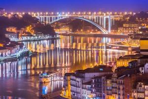 Paisaje urbano de Porto y Arrabida Bridge - Ponte da Arrabida en la noche, Valle del río Duero, Portugal