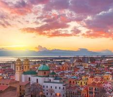 Horizonte de Cagliari durante la puesta de sol, panorama nocturno de la capital de Cerdeña, Italia foto