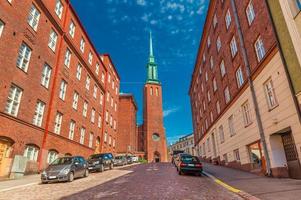 una calle de helsinki con la arquitectura tradicional y una iglesia kristuskyrkan, en el estilo neogótico finlandés foto