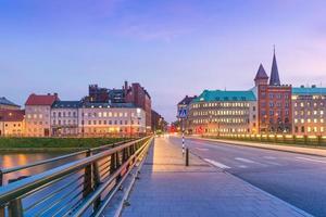 paisaje urbano de malmo en la noche, suecia foto