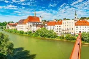 Paisaje urbano de Steyr en un día de verano, Austria foto