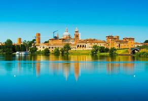mantova, italia - paisaje urbano reflejado en el agua. antiguo horizonte de la ciudad italiana. provincia de lombardía