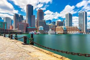 Boston paisaje urbano en un día soleado, vista desde el puerto en el centro de la ciudad, Massachusetts, EE. foto