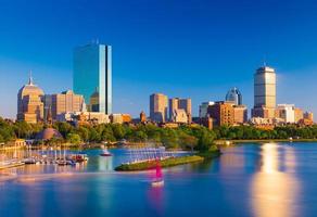 Horizonte de Boston en la noche. paisaje urbano de back bay boston. rascacielos y edificios de oficinas reflejados en el agua del río charles. foto
