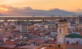 Panorama de Cagliari durante la puesta de sol, Cerdeña, Italia foto