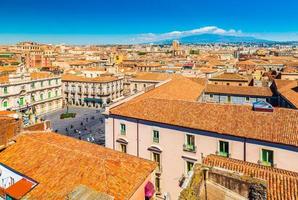 Paisaje urbano de Catania con el monte Etna en el fondo, Sicilia, Italia