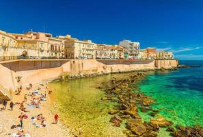 Vista de la playa de la ciudad de Ortigia, la parte histórica de Siracusa, Sicilia, Italia foto