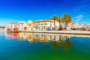 Paisaje urbano de Aveiro, una pequeña ciudad hermosa en Portugal, también conocida como la Venecia portuguesa foto