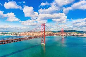 el puente 25 de abril entre lisboa y almada, portugal. uno de los puentes colgantes más largos de europa