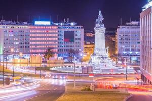 Vista nocturna de la plaza Marqués de Pombal en Lisboa, Portugal. foto