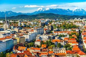 Hermoso paisaje urbano de Liubliana con pintorescas montañas en el horizonte, Eslovenia foto