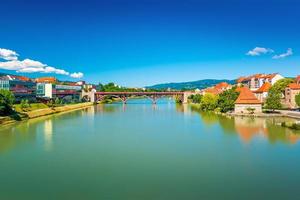 Vista del río Drava y el Puente Viejo de Maribor, la segunda ciudad más grande de Eslovenia foto