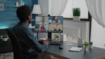 man zwaaien naar collega's, praten over online conference internet call video