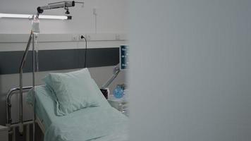 ninguém na enfermaria do hospital com cama e monitor de frequência cardíaca
