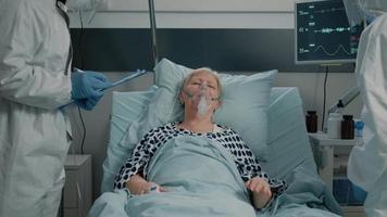 Paramédicos consultar a mujer de respiración pesada con tubo de oxígeno