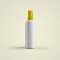 Representación 3D botella de spray de plástico cosmético blanco en blanco con tapa amarilla aislada sobre fondo gris. apto para el diseño de su maqueta. foto