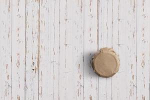 Vista superior del tarro de yogur aislado sobre fondo blanco de madera. adecuado para su proyecto de diseño. foto