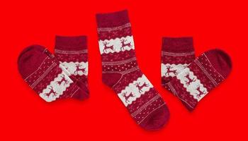 juegos de tres calcetines rojos de navidad foto