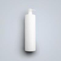 Representación 3D botella de plástico cosmético blanco en blanco con bomba dispensadora aislada sobre fondo gris. apto para el diseño de su maqueta. foto