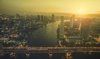 Vista aérea del cielo del atardecer sobre el río Chaopraya, Bangkok, Tailandia foto