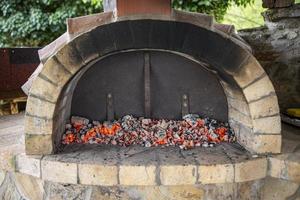 quema de leña en un horno, brasas, carbones encendidos. foto