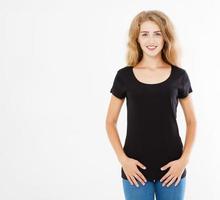 Vistas posteriores de la mujer joven en camiseta negra con estilo sobre fondo blanco. maqueta para el diseño. copie el espacio. plantilla. blanco foto