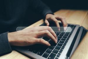 Hombre usando una computadora portátil para buscar información con la barra de búsqueda, navegador web, búsqueda de datos, motor de búsqueda, concepto de tecnología foto