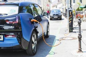 ljubljana, eslovenia, 30 de junio de 2018 - coche eléctrico bmw i3 cargando sus baterías en una estación de carga en ljubljana, eslovenia. Fue el primer vehículo de emisiones cero producido en serie de BMW. foto