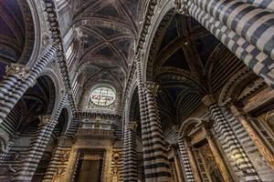 Siena, Italia, 21 de septiembre de 2016 - Detalle de la Catedral de Siena en Italia. la catedral de siena es una iglesia medieval en italia, dedicada desde sus primeros días como iglesia mariana católica romana. foto