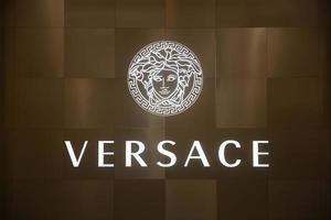 doha, qatar, 21 de enero de 2019 - detalle de la tienda versace en doha, qatar. es una empresa de moda italiana fundada por gianni versace en 1978. foto