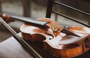 Cerca de violín en silla foto