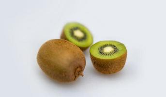 rodajas de kiwi dispuestas para ser fotografiadas. Objeto de fruta fresca para publicidad y promoción de fondo. apto para campaña. foto