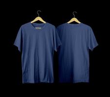 camisetas azules de manga corta para maquetas. camiseta lisa con fondo negro para vista previa del diseño. camiseta con vista trasera y frontal en percha para exhibir. foto