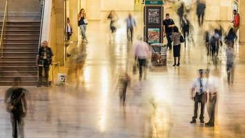 drukke grand central metrostation foto time-lapse met bewegingsonscherpte rond 16.00 uur. video