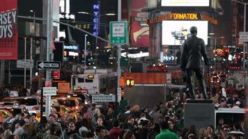Times Square en la noche llena de turistas y autos. video