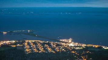 timelapse de la pequeña ciudad, carleton-sur-mer, en la península de gaspe en la noche video
