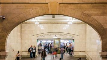 drukke grand central metrostation foto time-lapse met bewegingsonscherpte rond 16.00 uur. video