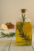 aceite de oliva con infusión de romero foto