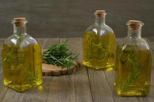 aceite de oliva con infusión de romero foto