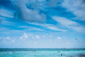 playa y poca gente en el océano de la isla de san andrés, colombia. foto