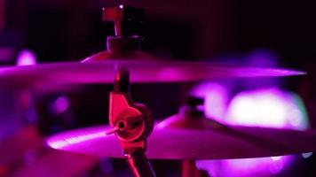 closeup de pratos de drumkit em um palco