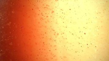 Vídeo 4k de bolhas de xarope de bordo laranja