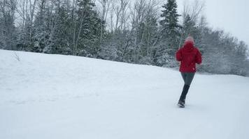 kvinna joggar på snöig avlägsna väg video