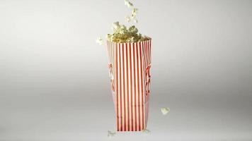 Slow-Motion-Popcorn, das in eine Vintage-Tasche fällt video